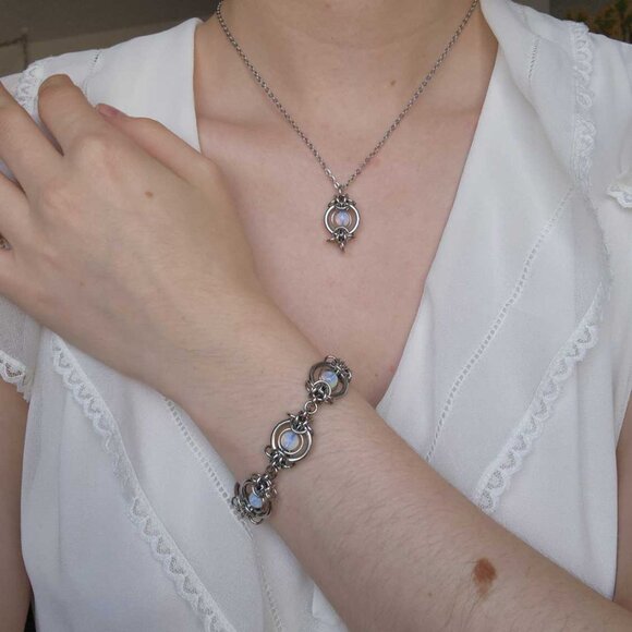 Vintage medieval inspired fairy whimsical opalite and silver bracelet - Picture 11 of 11